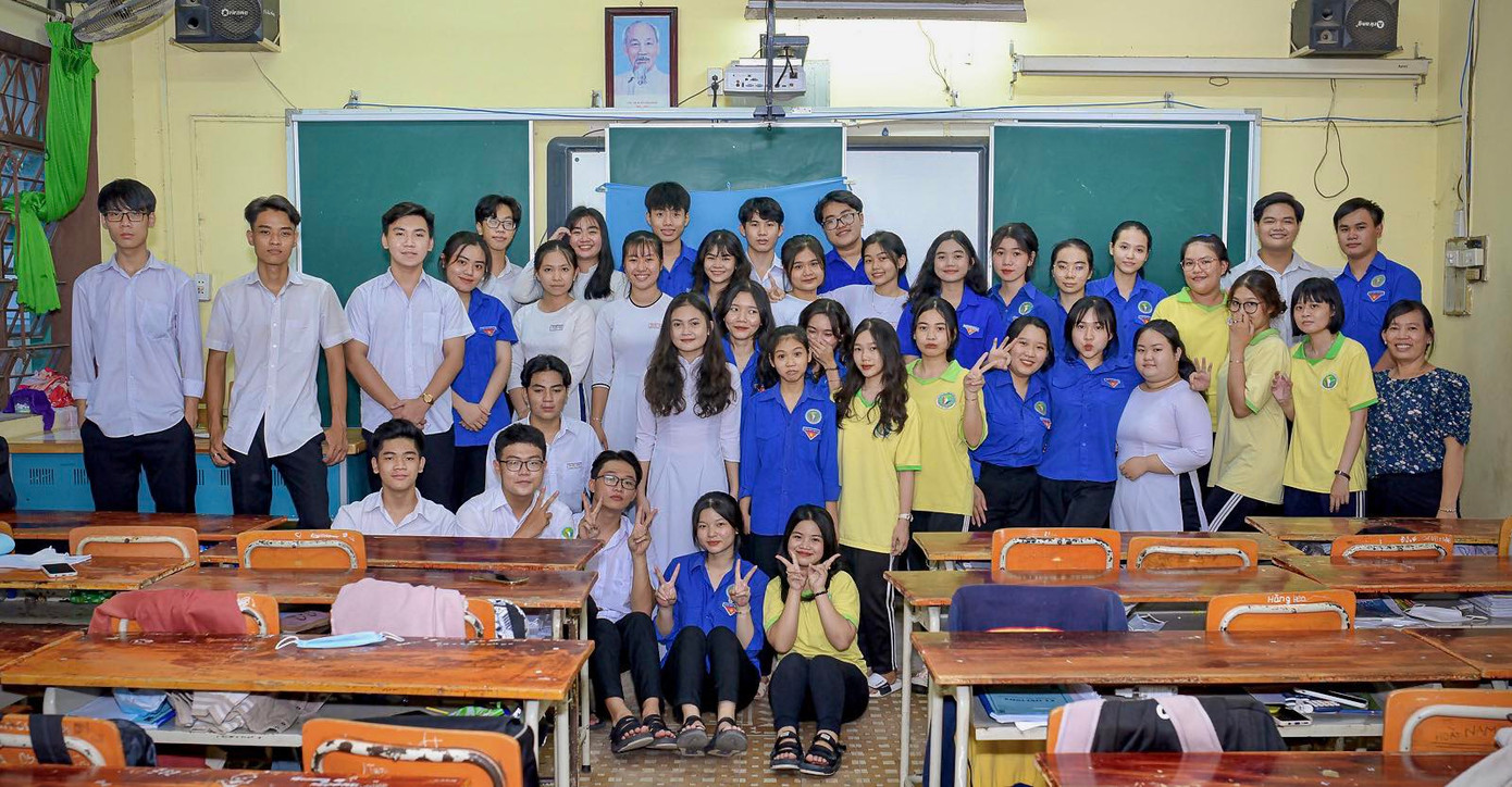 Trong mắt bạn bè, Tiến Sỹ (thứ ba từ trái sang) là người độc lập, mạnh mẽ rất đáng ngưỡng mộ. (Ảnh: NVCC)