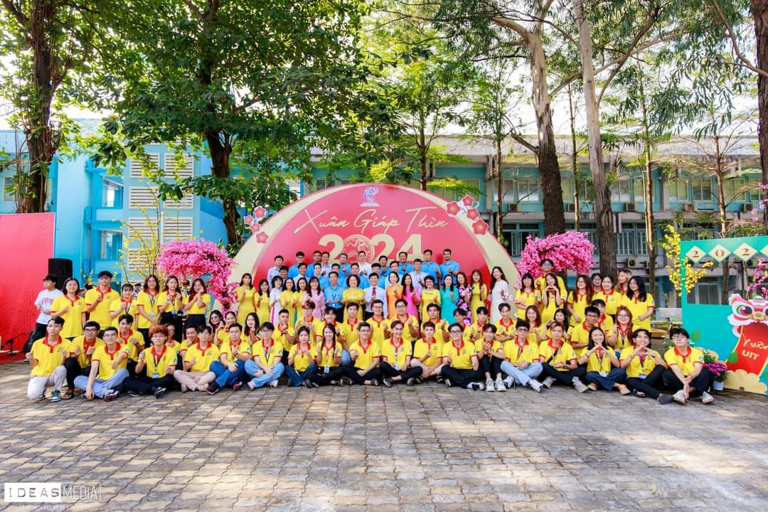 Sinh viên check-in tại 'Khuôn viên Xuân UIT'. (Ảnh: Trường ĐH CNTT) Sinh viên check-in tại 'Khuôn viên Xuân UIT'. (Ảnh: Trường ĐH CNTT)