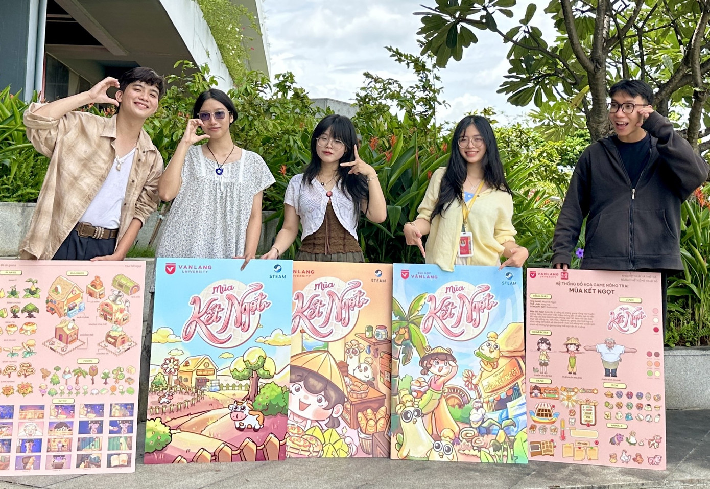 Nhóm bạn trẻ bên sản phẩm game của mình. Nhóm bạn trẻ bên sản phẩm game của mình.