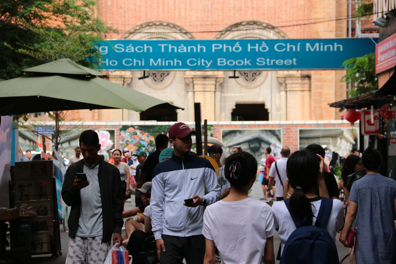 Đường sách Nguyễn Văn Bình đón lượng lớn du khách tham quan. Đường sách Nguyễn Văn Bình đón lượng lớn du khách tham quan.