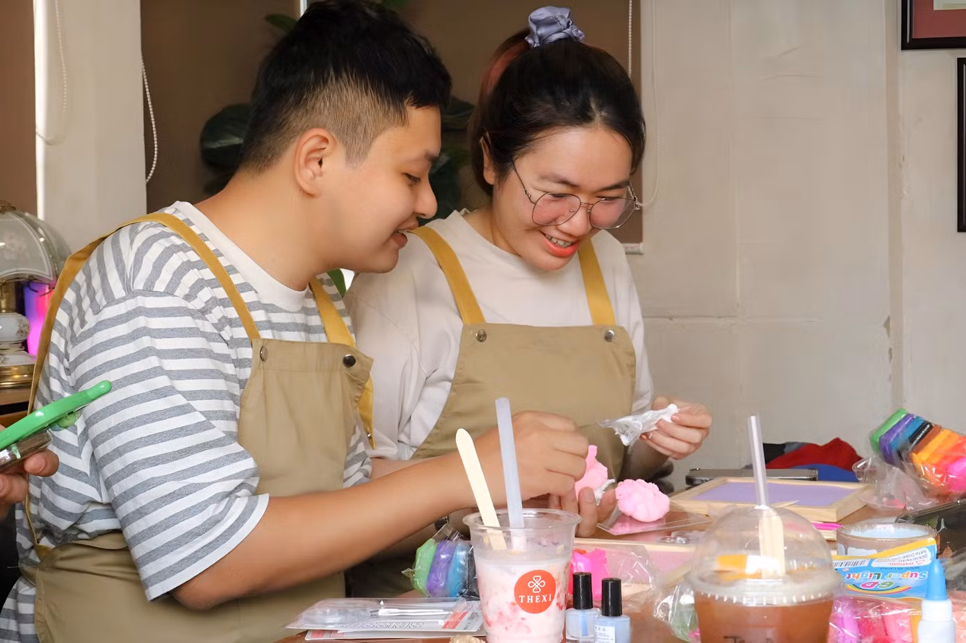 Các bạn nữ được trải nghiệm hoạt động mới mẻ bên cạnh người thương của mình.
