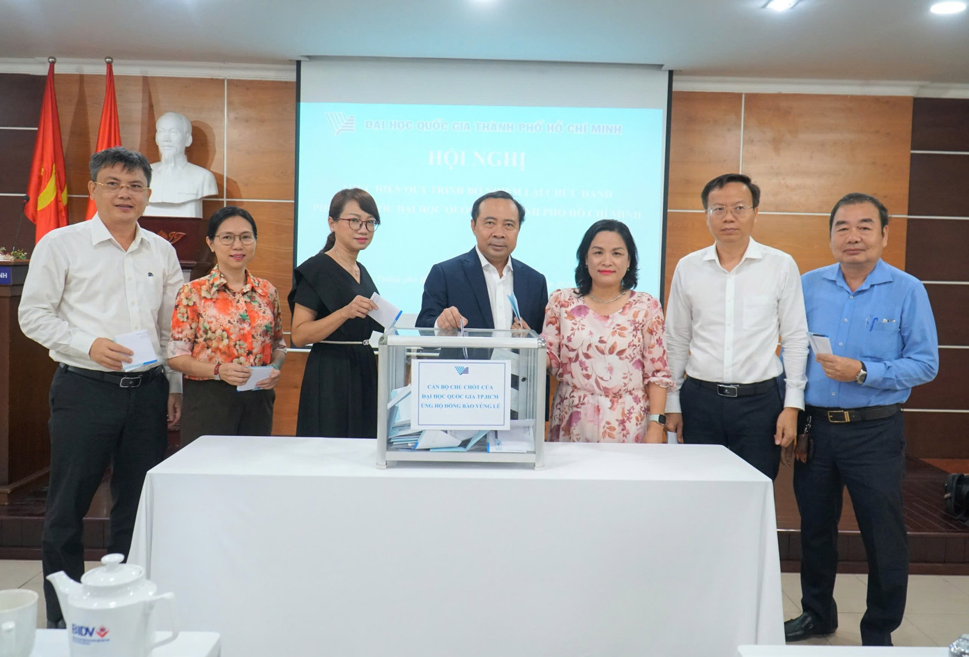 Cán bộ chủ chốt ĐHQG TP. HCM quyên góp và kêu gọi toàn hệ thống ĐHQG TP. HCM chung tay hỗ trợ đồng bào miền Bắc bị bão lũ.