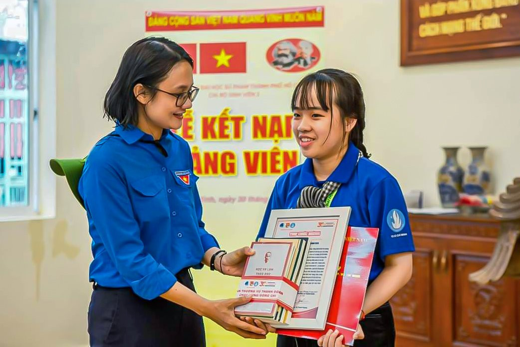 Phan Nguyễn Quỳnh Như (thành viên Đội hình tình nguyện 'Ngòi bút trẻ' Thành Đoàn TP. HCM) vinh dự được kết nạp Đảng.