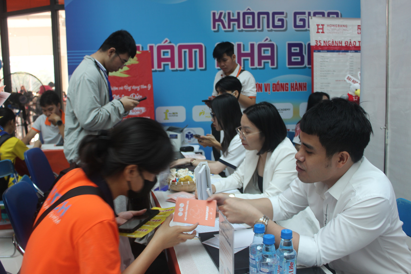 Các gian hàng tư vấn kỹ năng tại Ngày hội cũng thu hút đông đảo sinh viên. Các gian hàng tư vấn kỹ năng tại Ngày hội cũng thu hút đông đảo sinh viên.