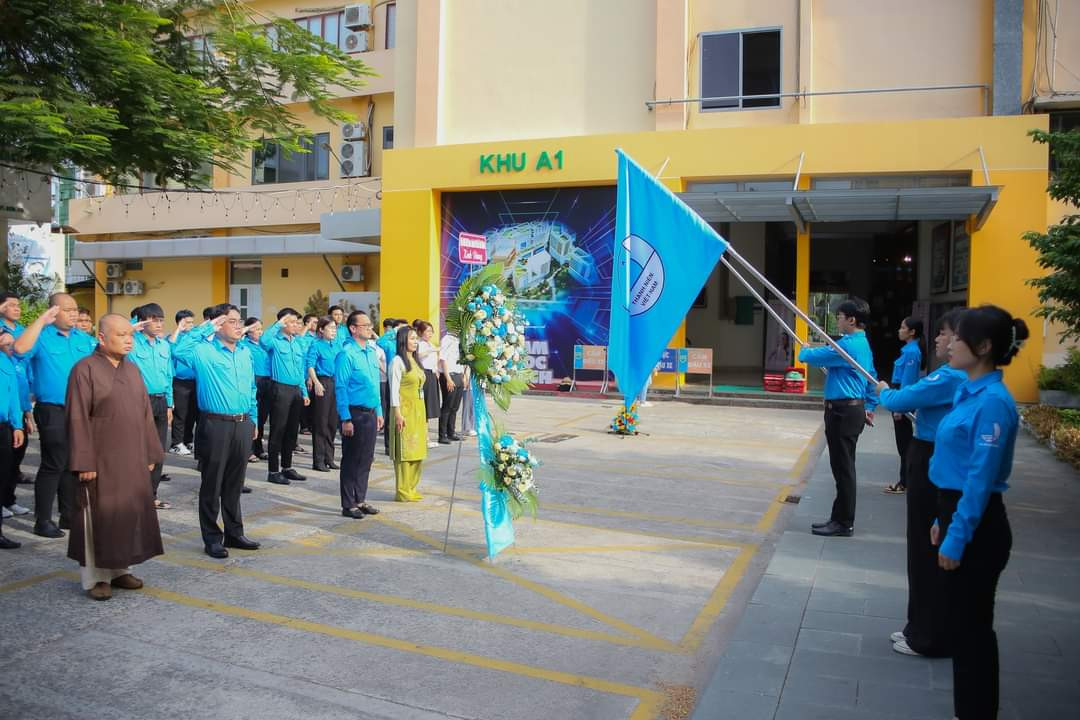 Đoàn đại biểu đến viếng tại trường ĐH Phạm Ngọc Thạch (quận 10). (Ảnh: TLTĐ) Đoàn đại biểu đến viếng tại trường ĐH Phạm Ngọc Thạch (quận 10). (Ảnh: TLTĐ)