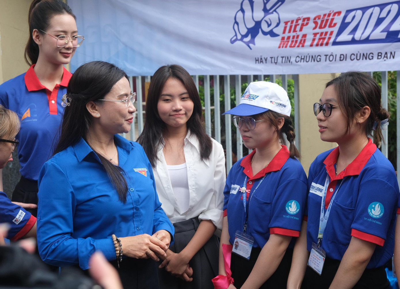 Bí thư T.Ư Đoàn Nguyễn Phạm Duy Trang (ngoài cùng, bên trái) và cùng trò chuyện với ca sĩ Phương Mỹ Chi, Hoa hậu Bảo Ngọc cùng các bạn sinh viên tình nguyện 'Tiếp sức mùa thi' tại điểm trường THPT Hùng Vương (Q. 5, TP. HCM). Bí thư T.Ư Đoàn Nguyễn Phạm Duy Trang (ngoài cùng, bên trái) và cùng trò chuyện với ca sĩ Phương Mỹ Chi, Hoa hậu Bảo Ngọc cùng các bạn sinh viên tình nguyện 'Tiếp sức mùa thi' tại điểm trường THPT Hùng Vương (Q. 5, TP. HCM).