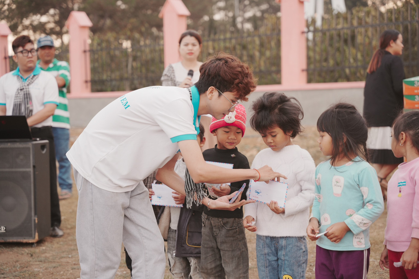 Tình nguyện viên của dự án trao quà cho em em thiếu nhi.