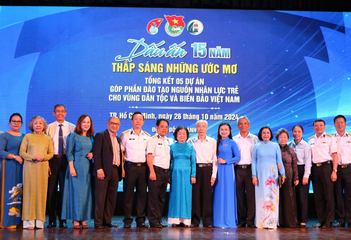 Chị Nguyễn Phạm Duy Trang (thứ bảy, từ trái sang) chụp hình cùng các thành viên Ban điều hành Quỹ học bổng Vừ A Dính và khách mời.