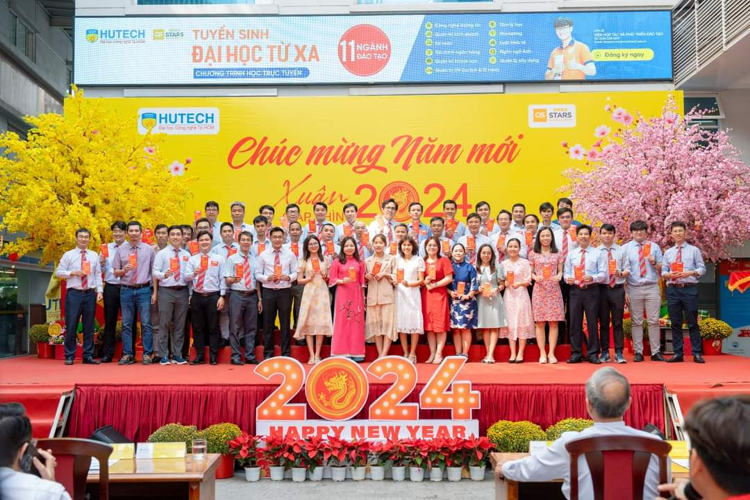 Nghi thức nhận bao lì xì đầu năm của cán bộ, giảng viên, người lao động trường ĐH Công nghệ TP. HCM. Nghi thức nhận bao lì xì đầu năm của cán bộ, giảng viên, người lao động trường ĐH Công nghệ TP. HCM.