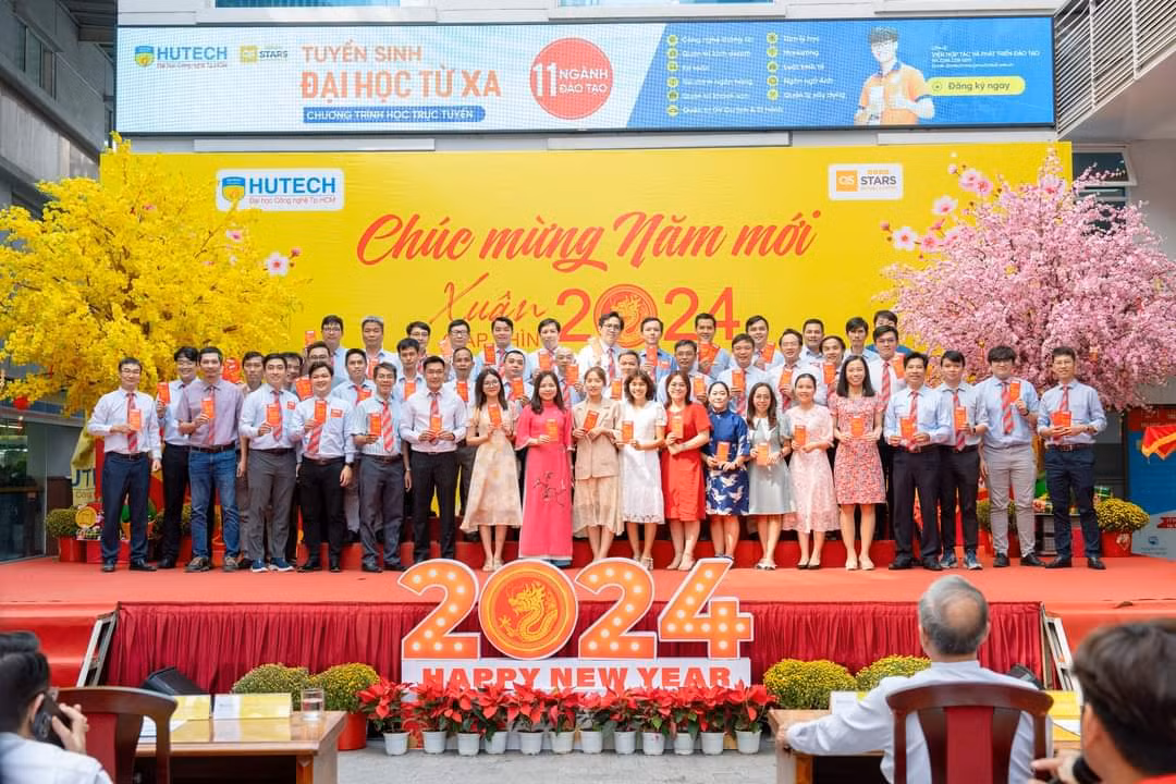 Nghi thức nhận bao lì xì đầu năm của cán bộ, giảng viên, người lao động trường ĐH Công nghệ TP. HCM.