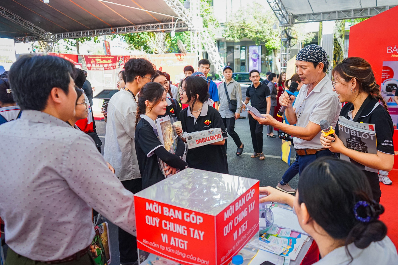 Bên cạnh việc tham quan các gian trưng bày, sinh viên còn được đại diện các cơ quan báo chí tổ chức những trò chơi hấp dẫn.