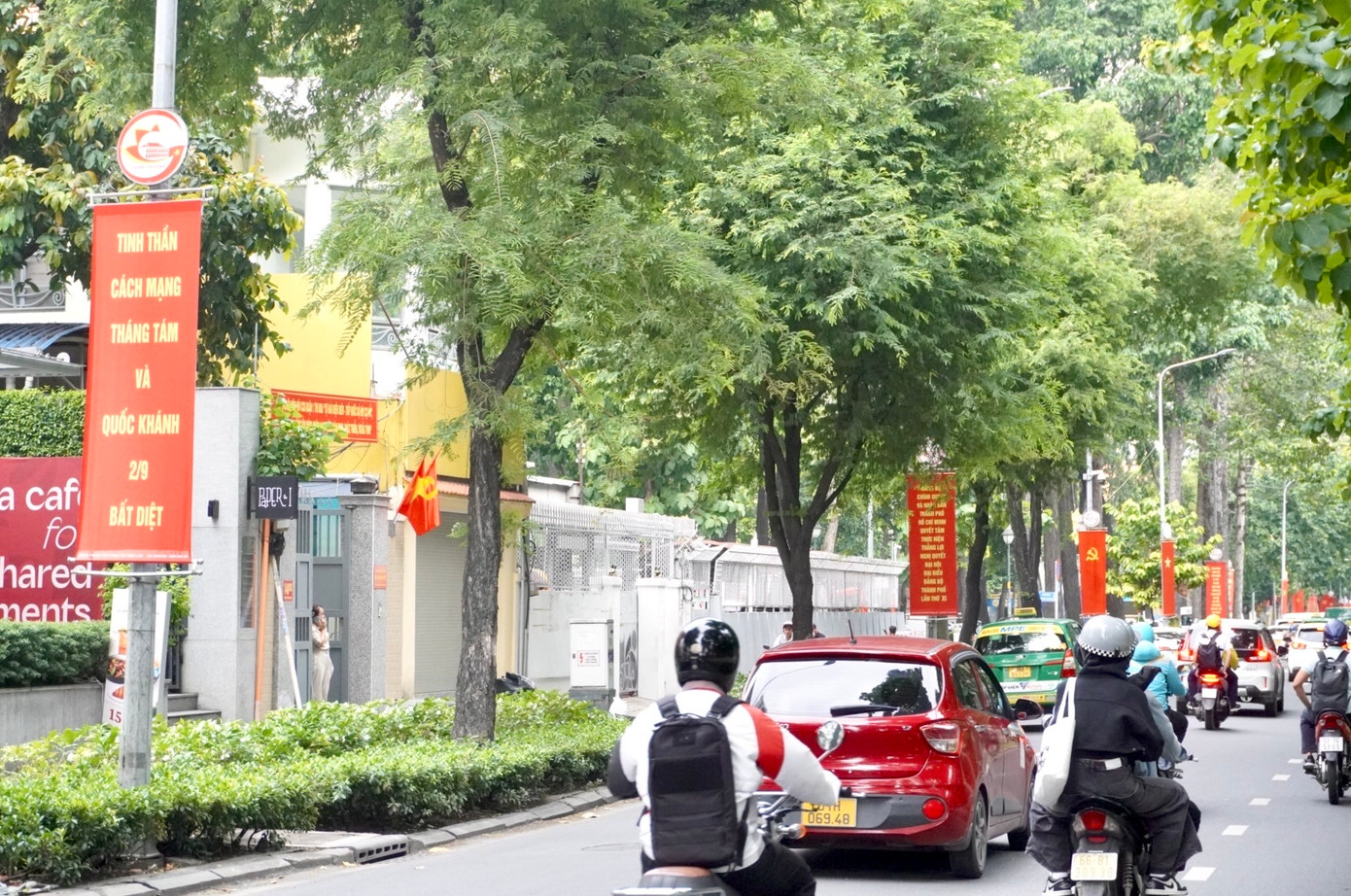 Dòng người trên con đường Nam Kỳ Khởi Nghĩa (Q. 1) bên sắc cờ đỏ rực.