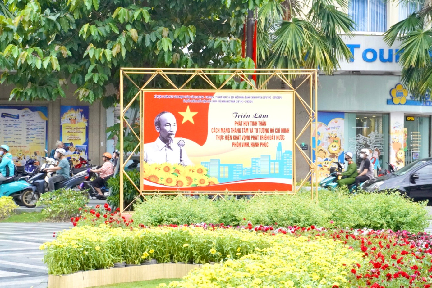 Phố đi bộ Nguyễn Huệ (Q. 1) rực rỡ sắc hoa cùng hình ảnh Chủ tịch Hồ Chí Minh trong dịp mừng 79 năm Quốc khánh nước Cộng hoà Xã hội chủ nghĩa Việt Nam.