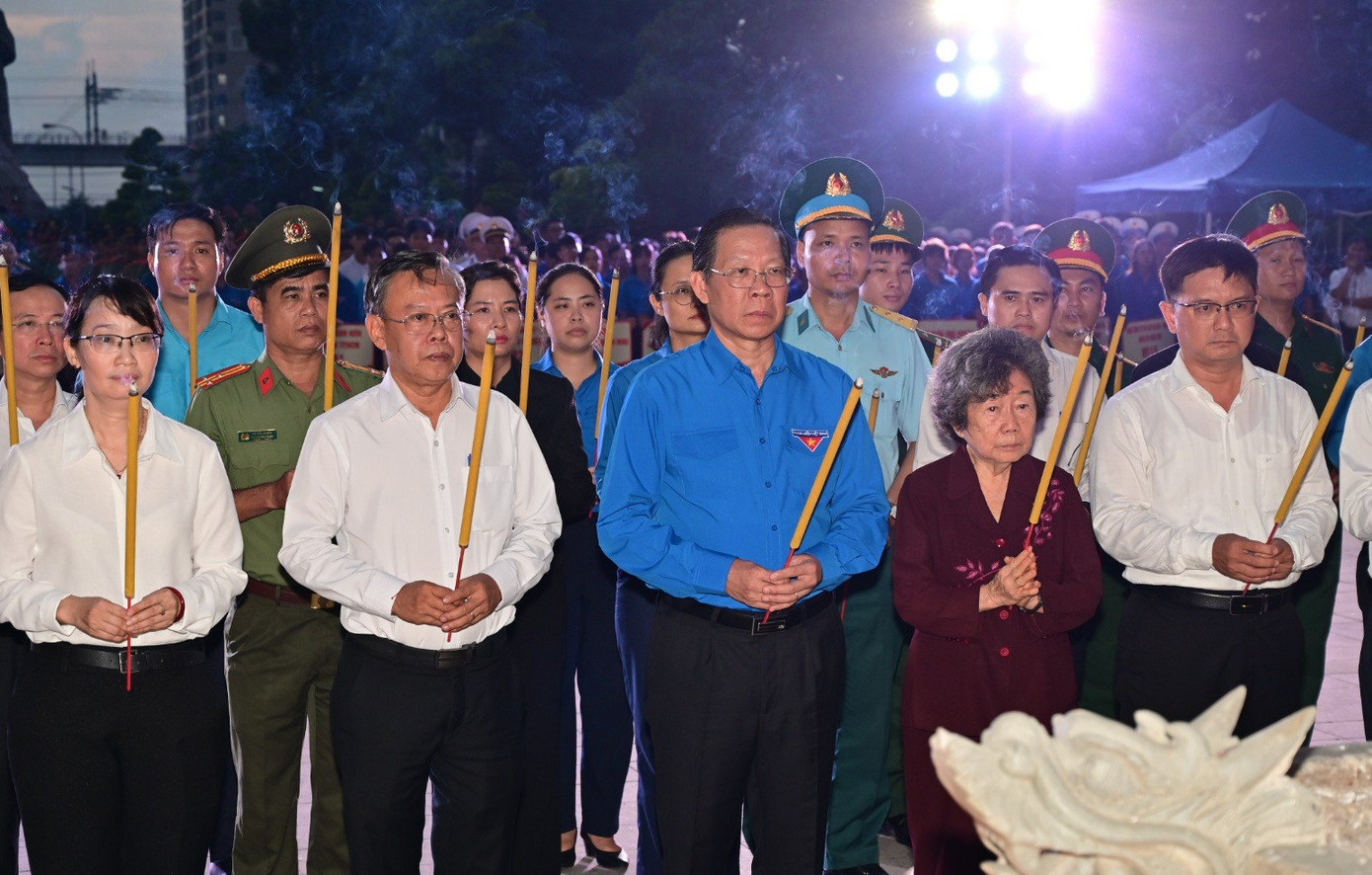Lãnh đạo TP. HCM và Lãnh đạo Thành Đoàn TP. HCM dâng hương các Anh hùng Liệt sĩ tại Nghĩa trang Liệt sĩ TP. HCM. Lãnh đạo TP. HCM và Lãnh đạo Thành Đoàn TP. HCM dâng hương các Anh hùng Liệt sĩ tại Nghĩa trang Liệt sĩ TP. HCM.