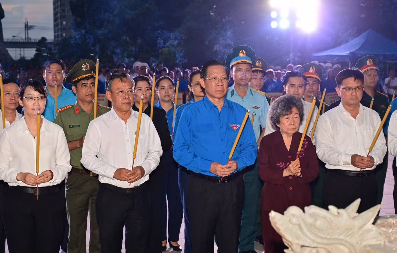 Lãnh đạo TP. HCM và Lãnh đạo Thành Đoàn TP. HCM dâng hương các Anh hùng Liệt sĩ tại Nghĩa trang Liệt sĩ TP. HCM.