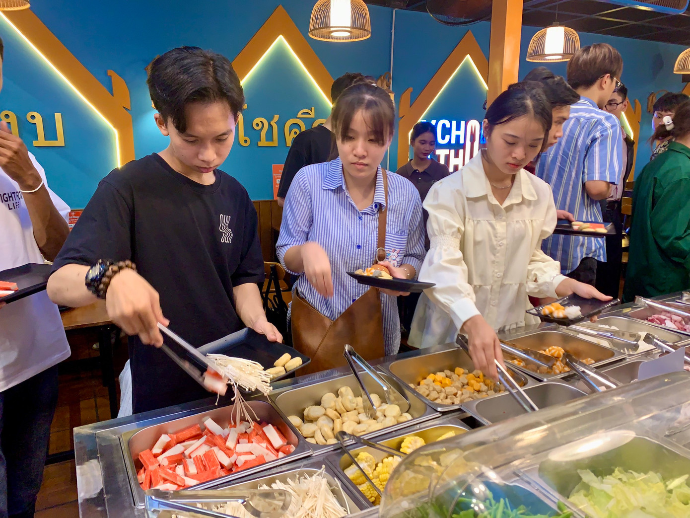 Nhiều bạn sinh viên lần đầu trải nghiệm hình thức tiệc buffet nên thích thú khi được thoải mái lựa chọn những món mà mình thích.