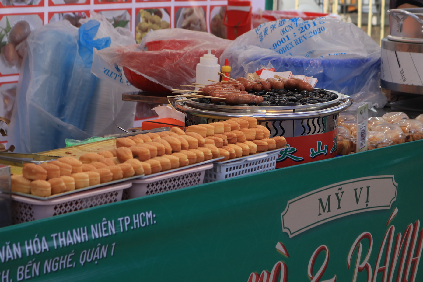 Các món ăn đặc trưng của người Hoa tại Lễ hội.