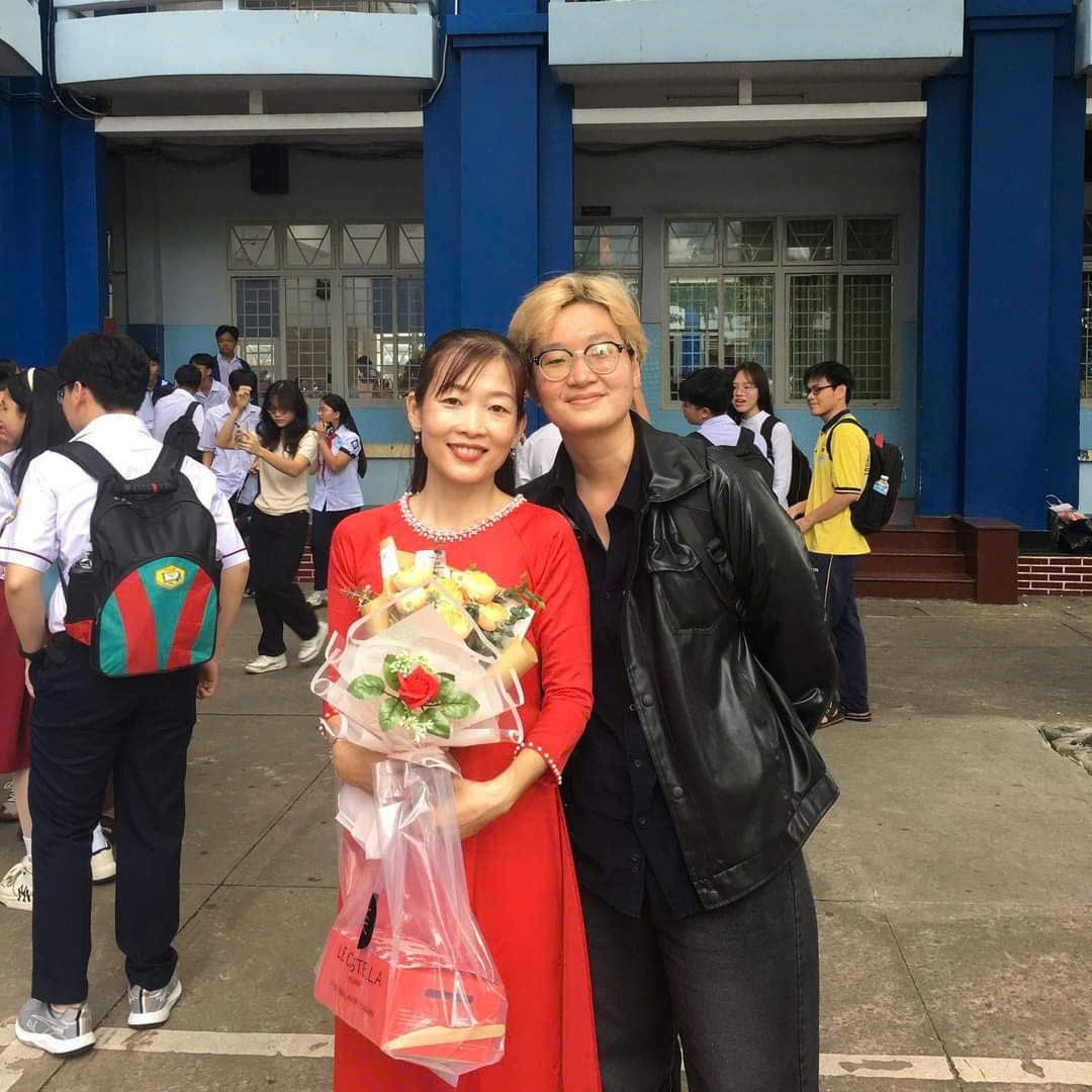 Thùy Linh về thăm cô giáo Oanh Kiều dạy Văn vào 20/11 với những món quà và lời tri ân chân thành. Thùy Linh về thăm cô giáo Oanh Kiều dạy Văn vào 20/11 với những món quà và lời tri ân chân thành.