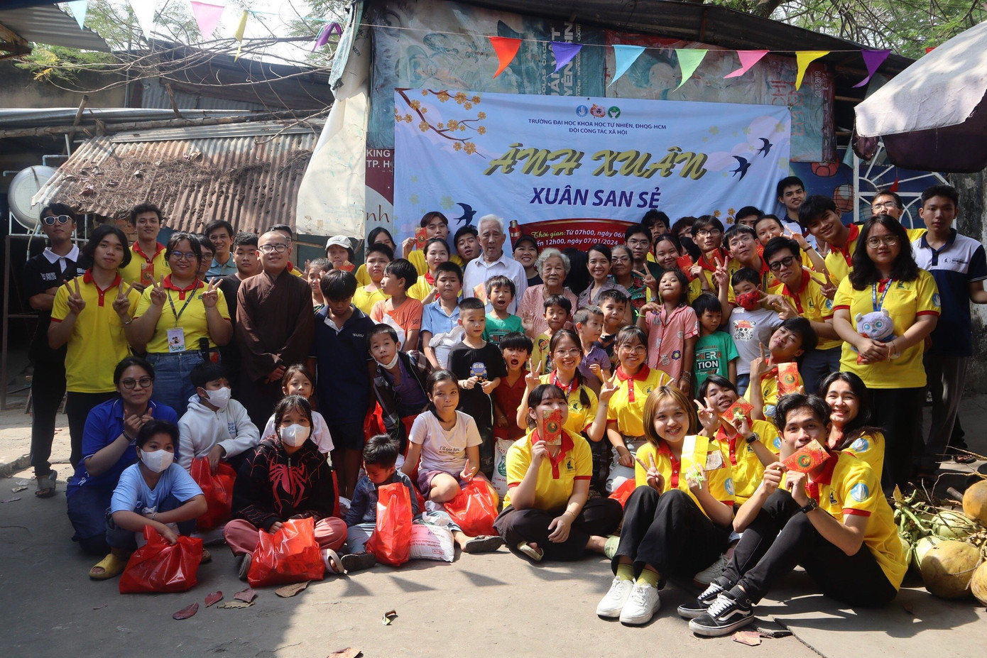 Nhóm sinh viên cùng các em nhỏ đón năm mới an lành. Nhóm sinh viên cùng các em nhỏ đón năm mới an lành.