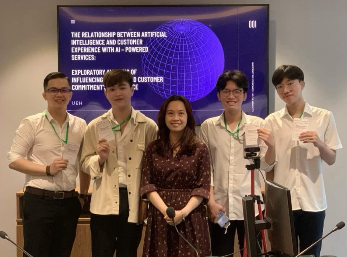 Minh Khôi chia sẻ, chính cô Lê Thị Hồng Minh là người đã thắp lửa đam mê nghiên cứu trong anh từ những ngày đầu tiên. (Ảnh: NVCC)