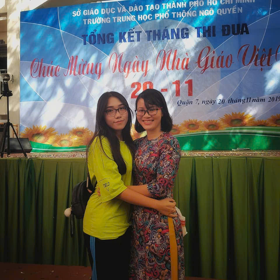 Phương Phương (19 tuổi, Trường ĐH KHTN. ĐHQG TP. HCM) đều đặn mỗi năm trở về trường thăm những người cô tại trường THCS. Phương Phương (19 tuổi, Trường ĐH KHTN. ĐHQG TP. HCM) đều đặn mỗi năm trở về trường thăm những người cô tại trường THCS.