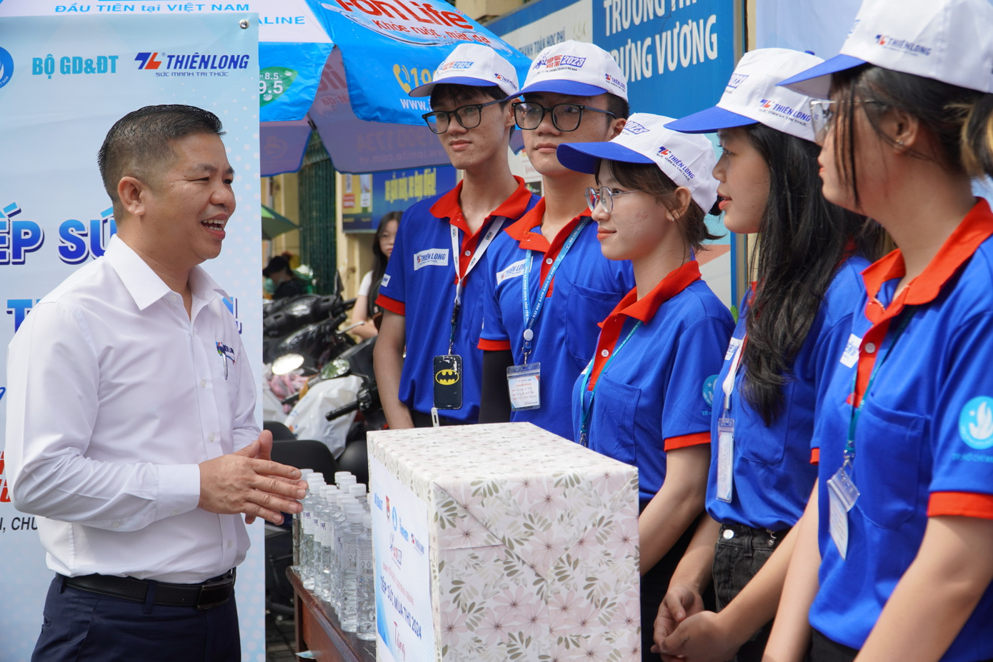 Đại diện nhãn hàng Thiên Long hỏi thăm và tặng quà sinh viên tình nguyện 'Tiếp sức mùa thi'. (Ảnh: Văn Tiệp) Đại diện nhãn hàng Thiên Long hỏi thăm và tặng quà sinh viên tình nguyện 'Tiếp sức mùa thi'. (Ảnh: Văn Tiệp)