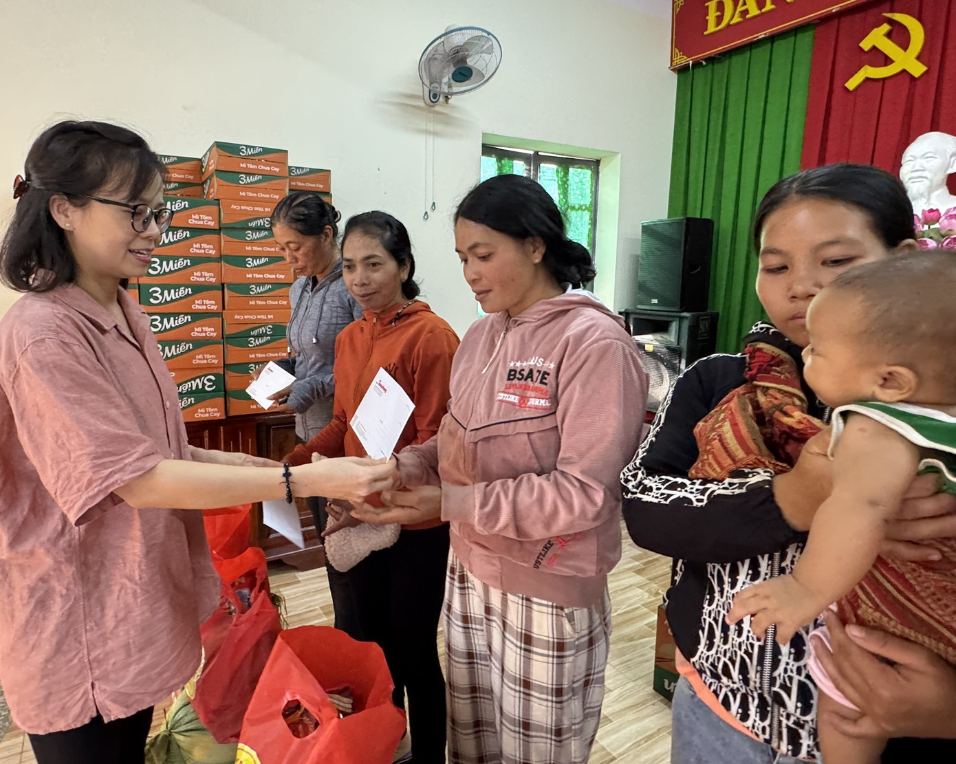 Chị Đặng Thụy Đông Nghi - Phó Chủ tịch công đoàn Ban đại diện báo Tiền Phong tại TPHCM, trao quà tặng bà con xã Phú Nghĩa.