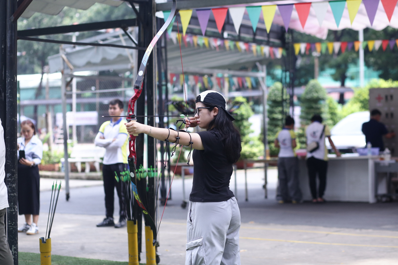Theo anh Hưng, tư thế bắn cung chuẩn là đứng dọc bia chứ không đứng đối diện, khi bắn cung sẽ có đường line ở dưới chân để người chơi canh vị trí chính xác. Tư thế chuẩn bị đứng thẳng lưng, mắt nhắm vào bia, tay kéo căng dây cung và bắt đầu bắn.