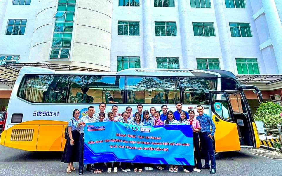 Đoàn sinh viên thực tập tại xã đảo Thạnh An trước lúc lên xe. (Ảnh: Thành Đoàn TP. HCM) Đoàn sinh viên thực tập tại xã đảo Thạnh An trước lúc lên xe. (Ảnh: Thành Đoàn TP. HCM)