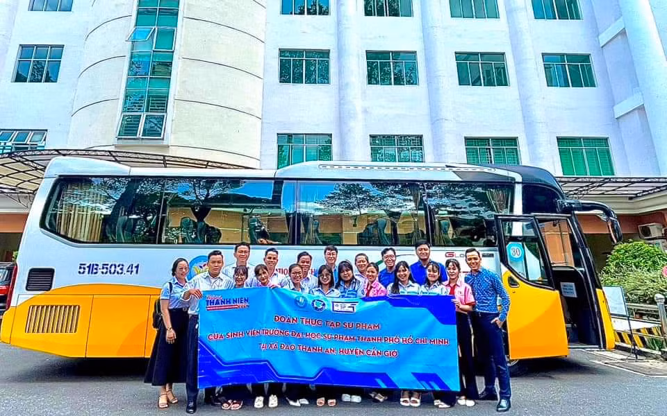 Đoàn sinh viên thực tập tại xã đảo Thạnh An trước lúc lên xe. (Ảnh: Thành Đoàn TP. HCM)