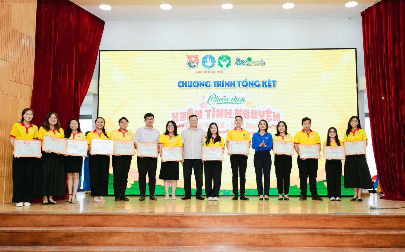 Ban Thường vụ Thành Đoàn TP. HCM tặng Bằng khen cho những cá nhân, tập thể có thành tích trong chiến dịch 'Xuân Tình nguyện' lần thứ 16. (Ảnh: TLTĐ) Ban Thường vụ Thành Đoàn TP. HCM tặng Bằng khen cho những cá nhân, tập thể có thành tích trong chiến dịch 'Xuân Tình nguyện' lần thứ 16. (Ảnh: TLTĐ)