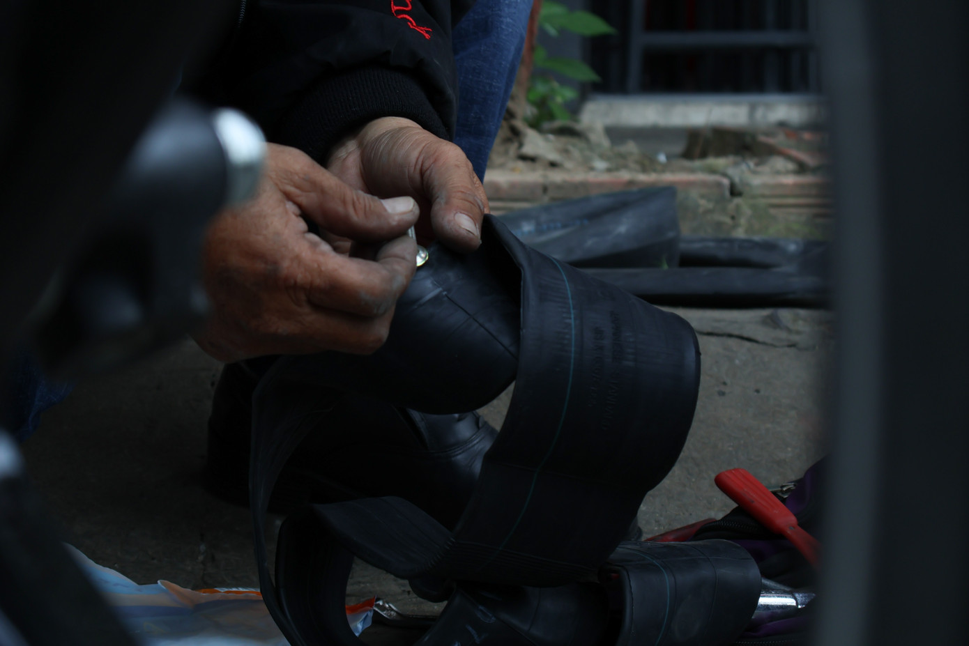 Lỗ thủng quá lớn, ông Long không vá lại mà thay luôn ruột xe mới. Sau hơn 2 năm “làm nghề” và giúp đỡ được nhiều người, ông Long đã nhận lại được tình thương của người dân quanh tuyến đường ông thường đi.