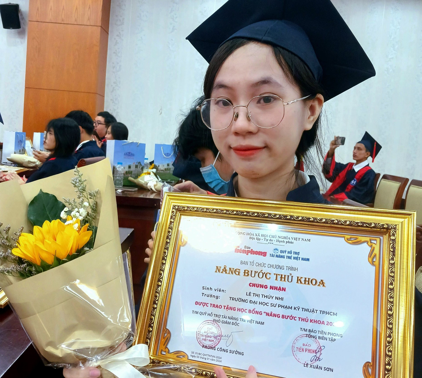 Thúy Nhi vinh dự là một trong số sinh viên nhận học bổng 'Nâng bước thủ khoa 2023'.