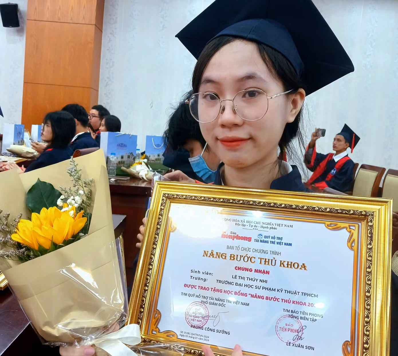 Thúy Nhi vinh dự là một trong số sinh viên nhận học bổng 'Nâng bước thủ khoa 2023'.