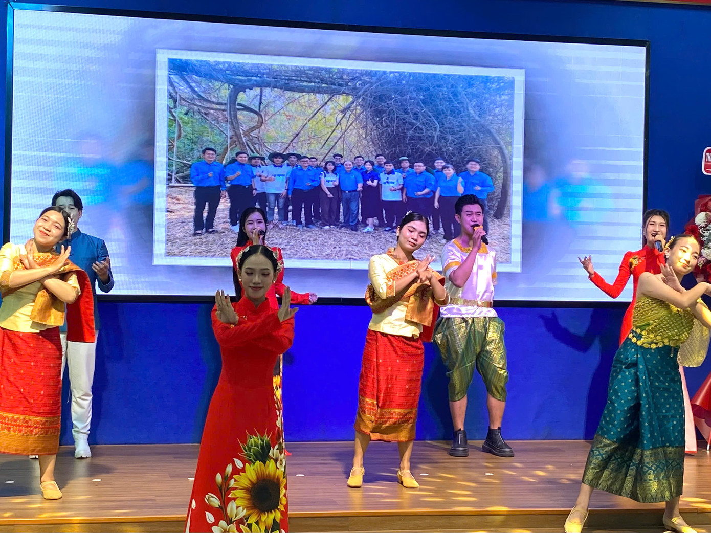 Một tiết mục văn nghệ của các bạn sinh viên Lào.