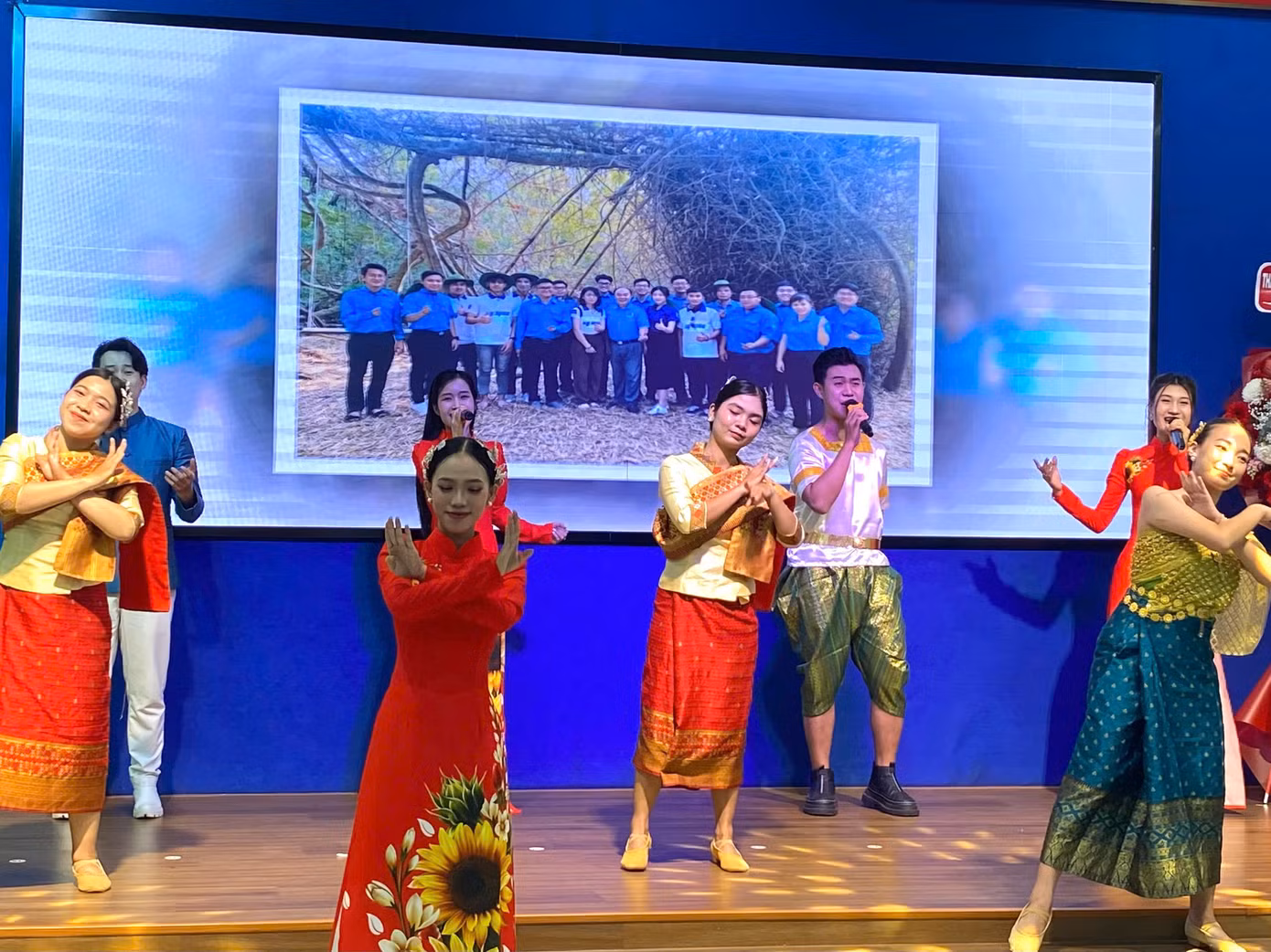 Một tiết mục văn nghệ của các bạn sinh viên Lào.