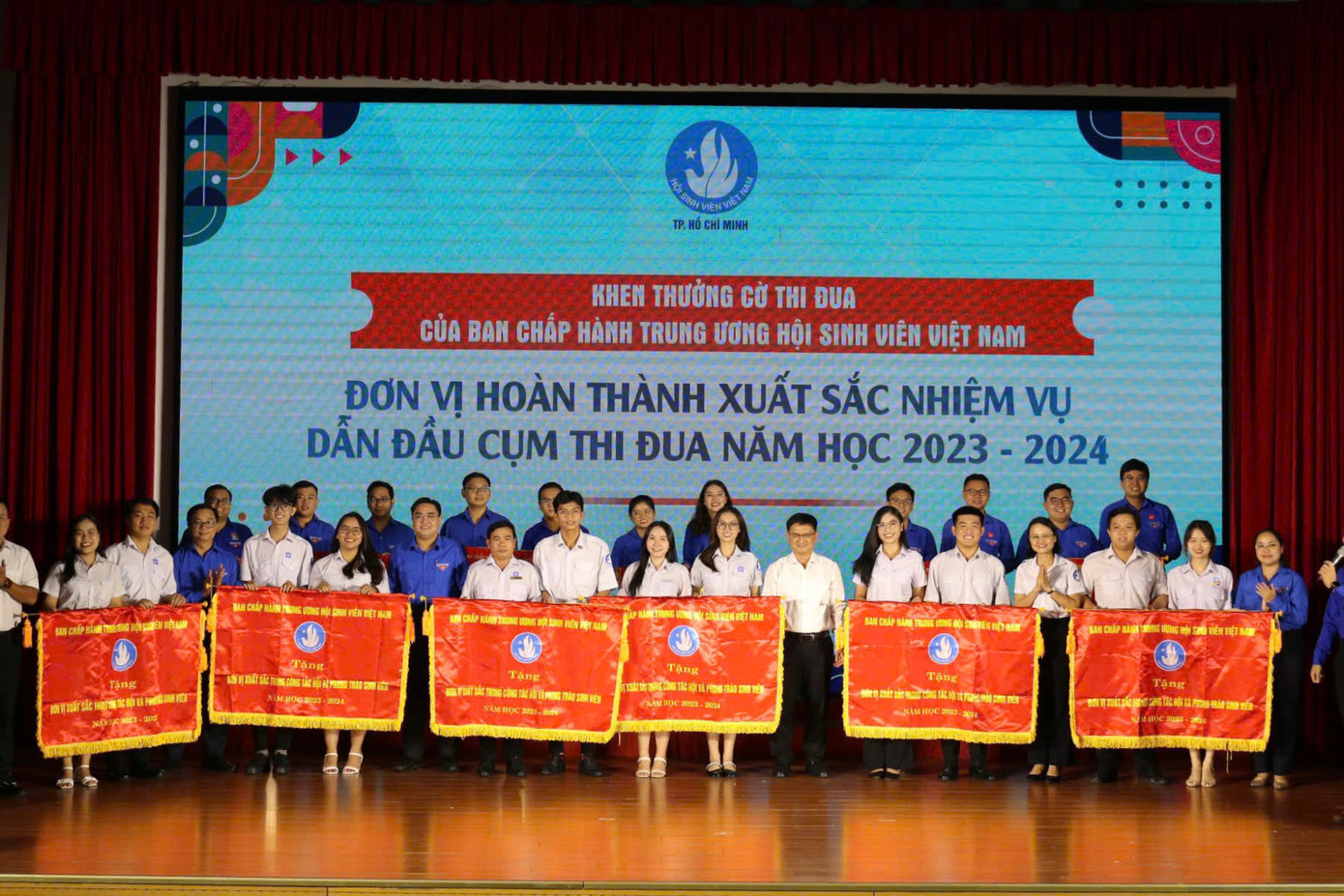 Khen thưởng đơn vị hoàn thành xuất sắc nhiệm vụ.