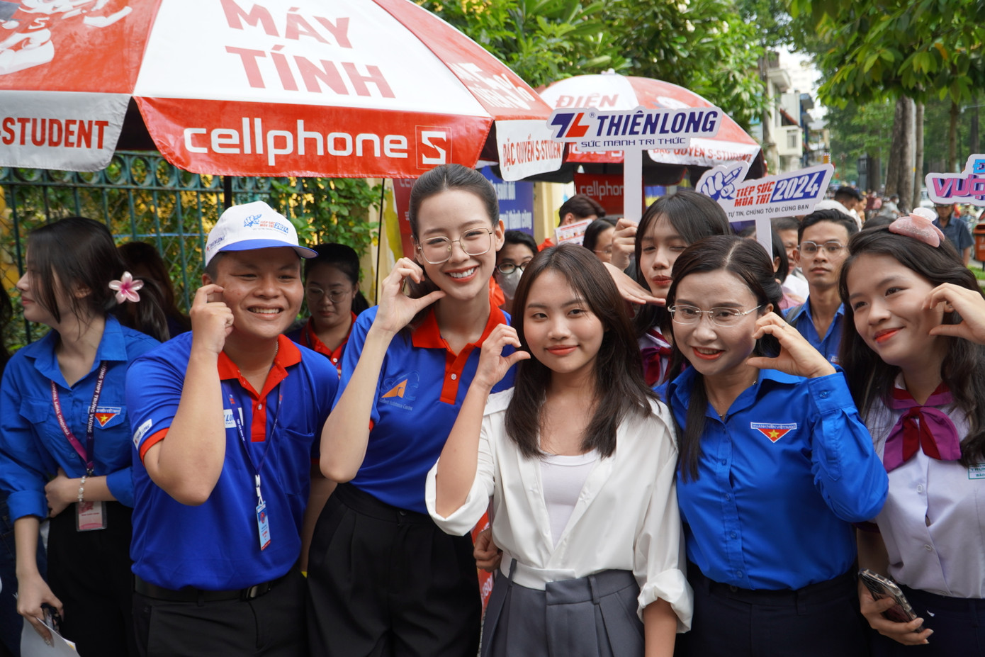 Hoa Hậu Bảo Ngọc (thứ hai, từ trái sang) và ca sĩ Phương Mỹ Chi (thứ ba, từ phải sang) cũng đồng hành cùng hoạt động 'Tiếp sức mùa thi' năm 2024 tại TP. HCM. (Ảnh: Văn Tiệp) Hoa Hậu Bảo Ngọc (thứ hai, từ trái sang) và ca sĩ Phương Mỹ Chi (thứ ba, từ phải sang) cũng đồng hành cùng hoạt động 'Tiếp sức mùa thi' năm 2024 tại TP. HCM. (Ảnh: Văn Tiệp)