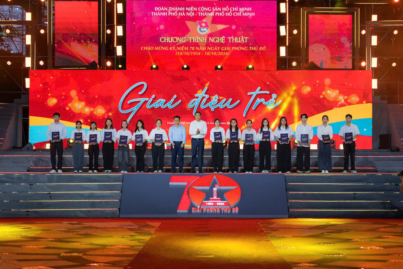 Thành đoàn Hà Nội và báo Tuổi Trẻ Thủ Đô trao tặng 30 suất quà tới các bạn học sinh, sinh viên. Thành đoàn Hà Nội và báo Tuổi Trẻ Thủ Đô trao tặng 30 suất quà tới các bạn học sinh, sinh viên.