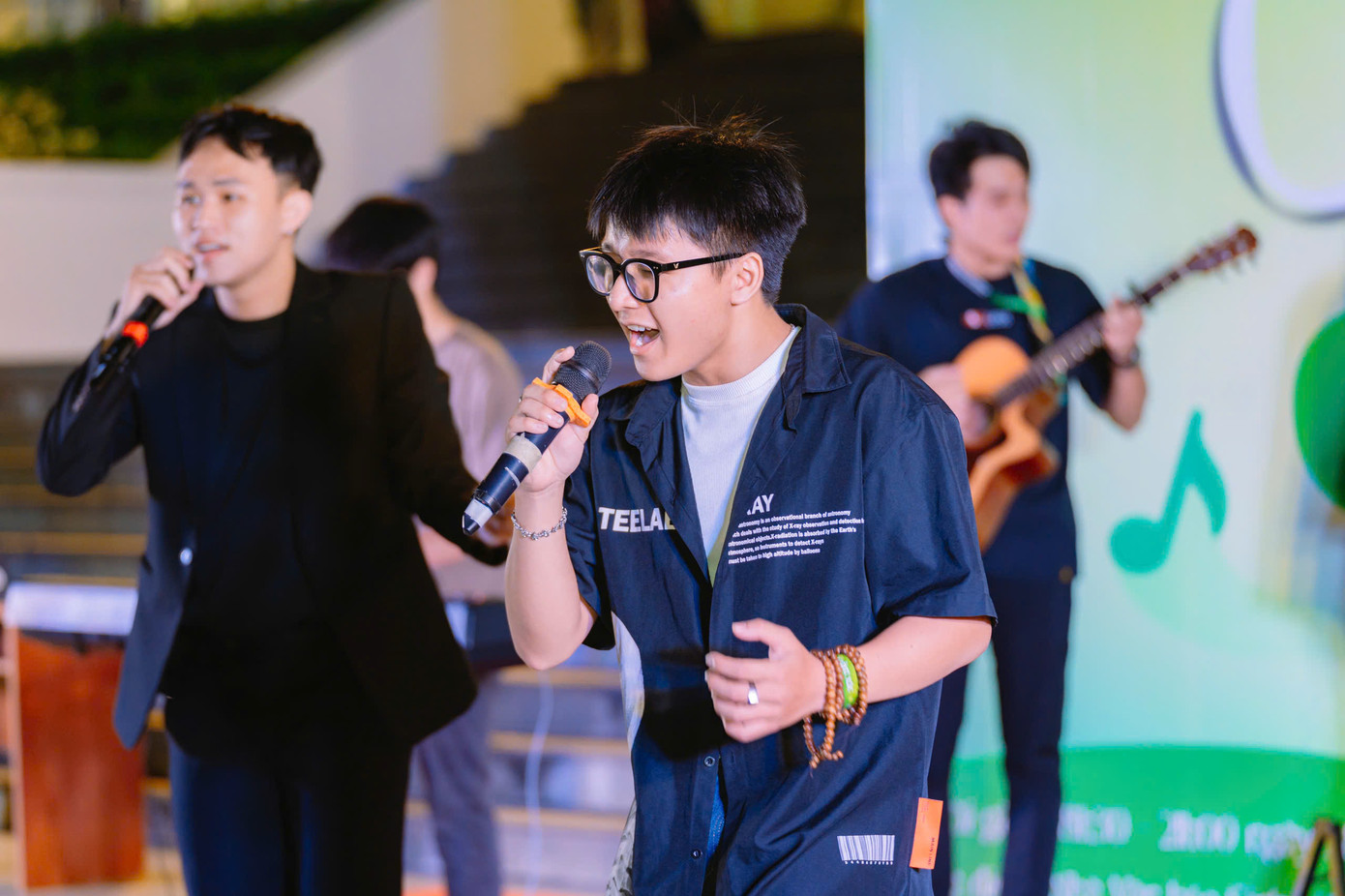 Với hơn 20 bài hát được cất lên từ các bạn sinh viên đến từ CLB Văn nghệ Xung kích LossLess, đêm nhạc đã thu hút sự chú ý của đông đảo sinh viên.