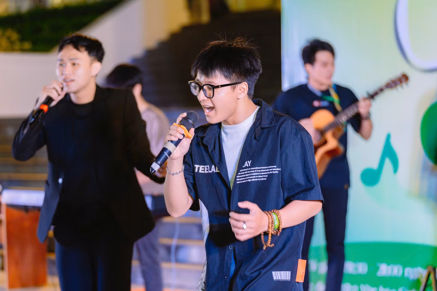 Với hơn 20 bài hát được cất lên từ các bạn sinh viên đến từ CLB Văn nghệ Xung kích LossLess, đêm nhạc đã thu hút sự chú ý của đông đảo sinh viên.