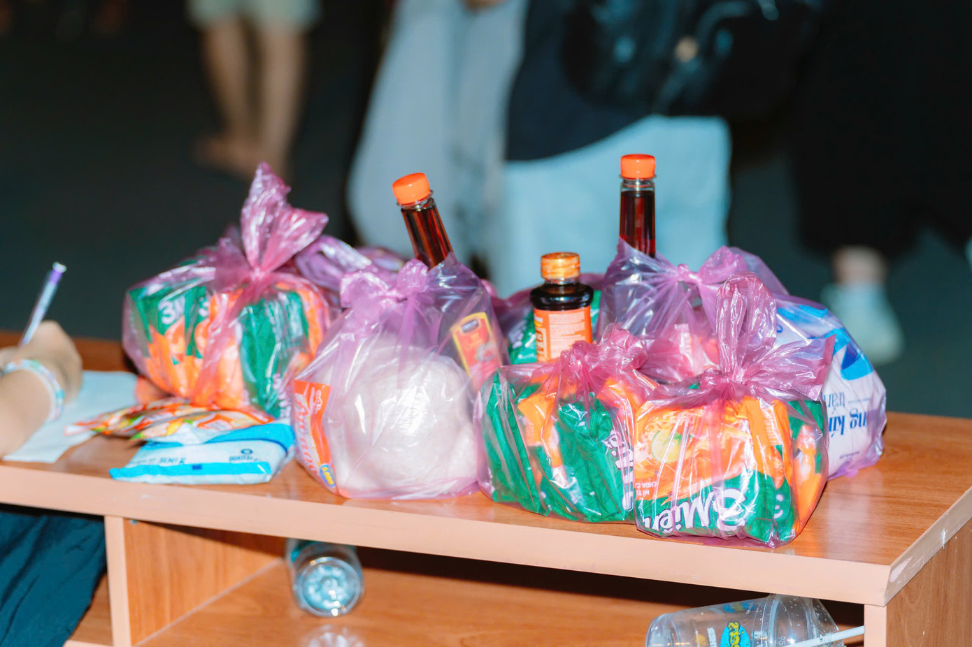 Những phần nhu yếu phẩm được Ban Tổ chức chuẩn bị chu đáo tại đêm nhạc.