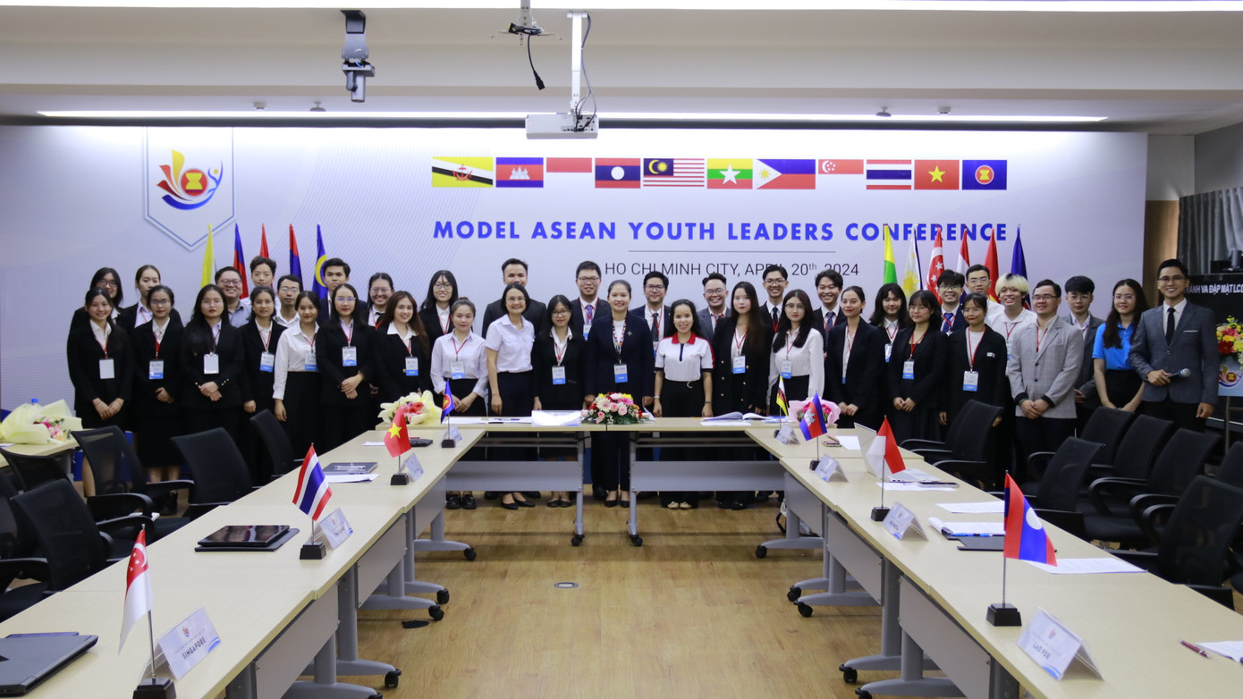 10 thí sinh xuất sắc cùng Ban giám khảo và các đại biểu tại Vòng chung kết cuộc thi.