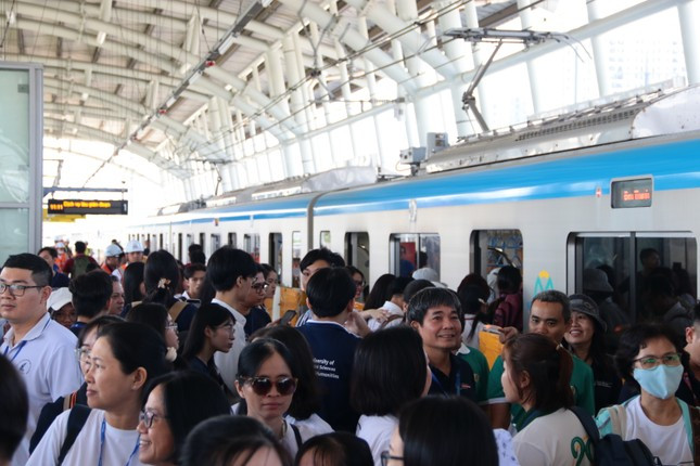 Rất đông bạn trẻ tham gia trải nghiệm tàu Metro số 1 trước khi tàu khai thác thương mại vào ngày 22/12. (Ảnh: Vỉnh Dỳ)