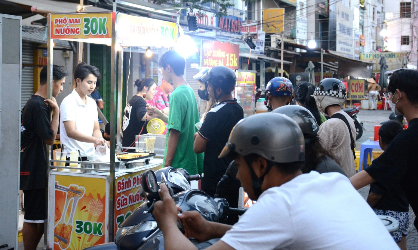 Đường phố TP. HCM xuất hiện nhiều cửa hàng ăn vặt bán món 'phô mai sữa nướng' thời gian gần đây.