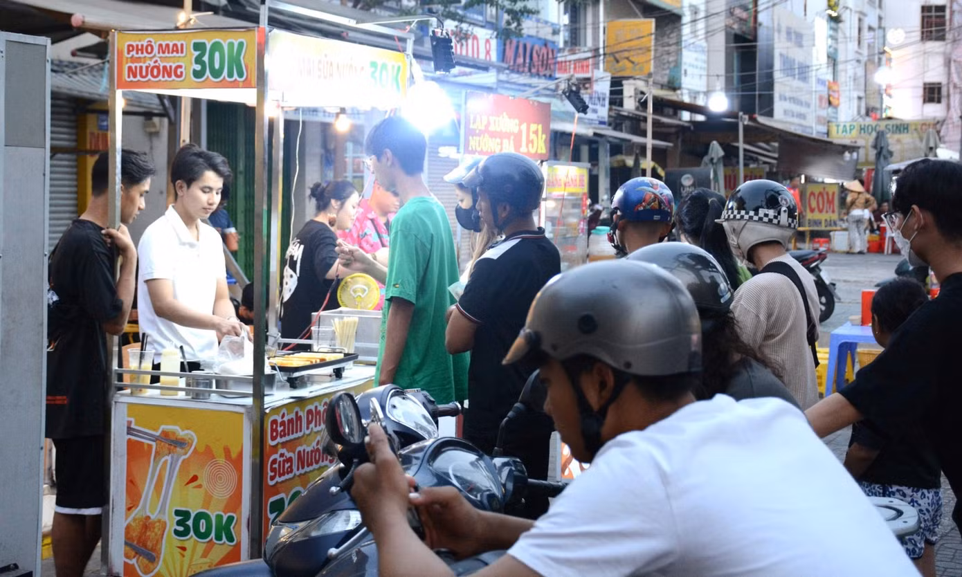 Đường phố TP. HCM xuất hiện nhiều cửa hàng ăn vặt bán món 'phô mai sữa nướng' thời gian gần đây.
