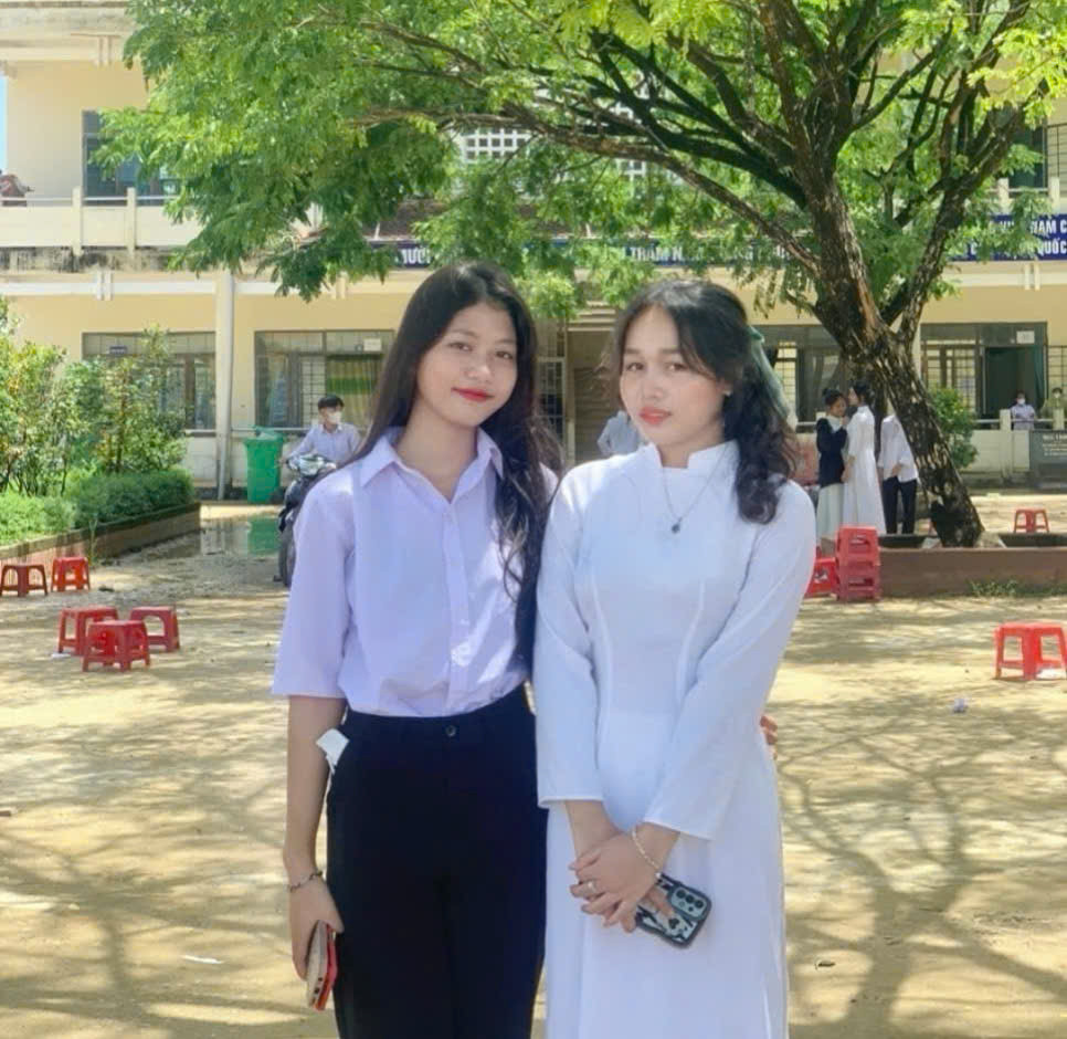 Đinh Thị Viên (trái) - thủ khoa đầu vào khoa Kinh tế, trường ĐH Phạm Văn Đồng.