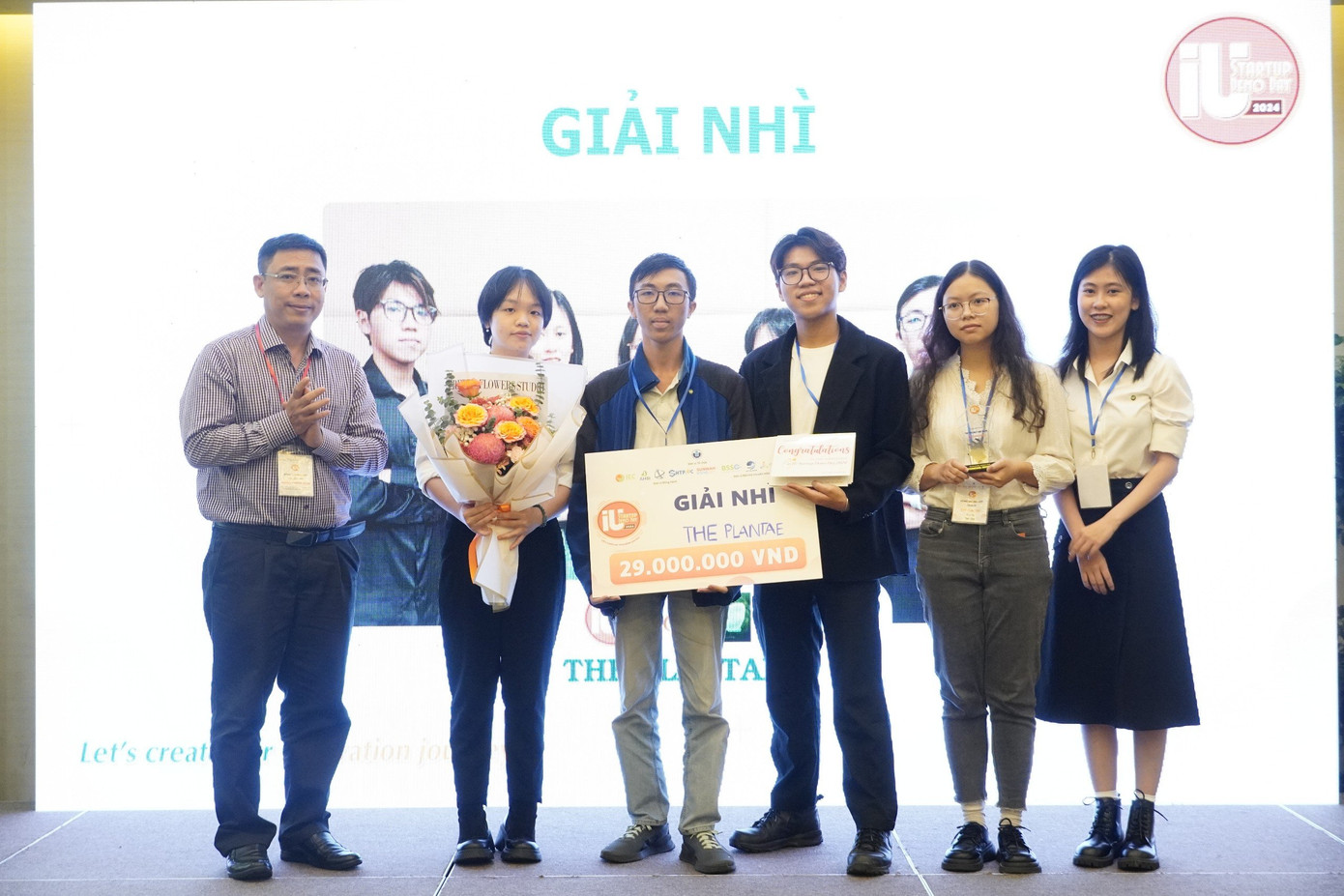 Ban Tổ chức còn trao các giải khác cho các nhóm sinh viên tại cuộc thi. Ban Tổ chức còn trao các giải khác cho các nhóm sinh viên tại cuộc thi.