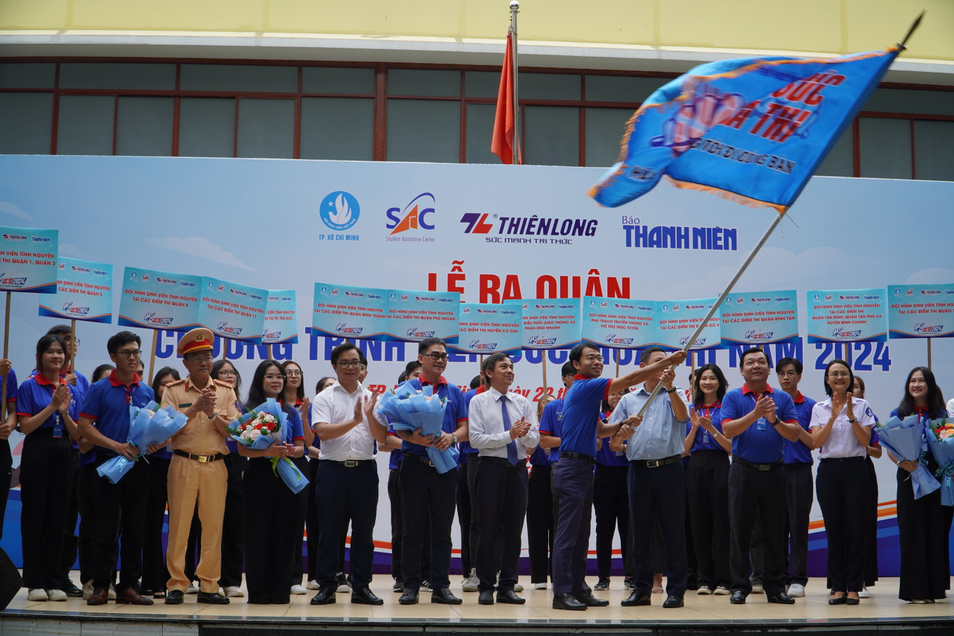 Nghi thức trao cờ lệnh phát động chương trình &apos;Tiếp sức mùa thi&apos; năm 2024 tại TP. HCM.