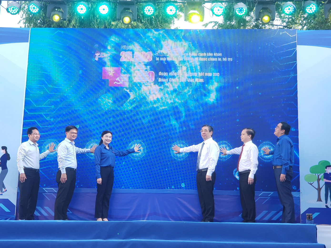 Các lãnh đạo thực hiện nghi thức khởi động Tháng Thanh niên năm 2024.